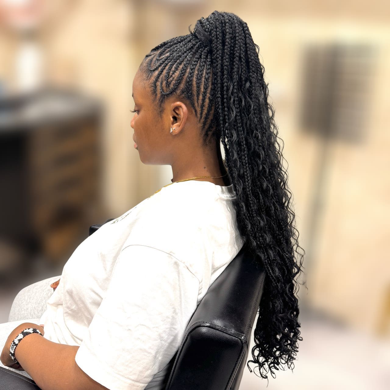 Kundin mit Cornrows und gebogenen Zöpfen, präzise geflochten im Afro American Barbershop in Nürnberg