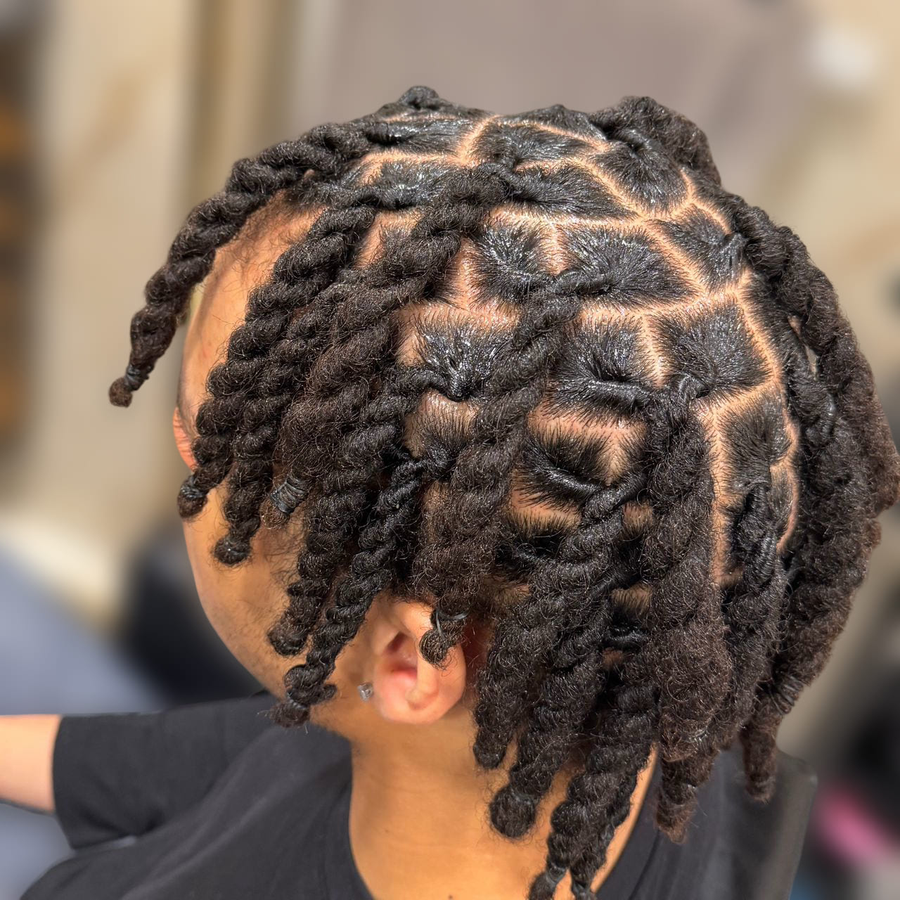Box Braids mit sauberen Quadratlöchern und lockigem Finish – gestylt im Afro American Barbershop Nürnberg