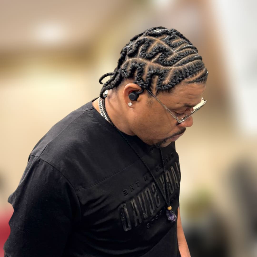 Kreative Männerfrisur mit Zickzack-Parting und Twists – gestylt im Afro American Barbershop Nürnberg