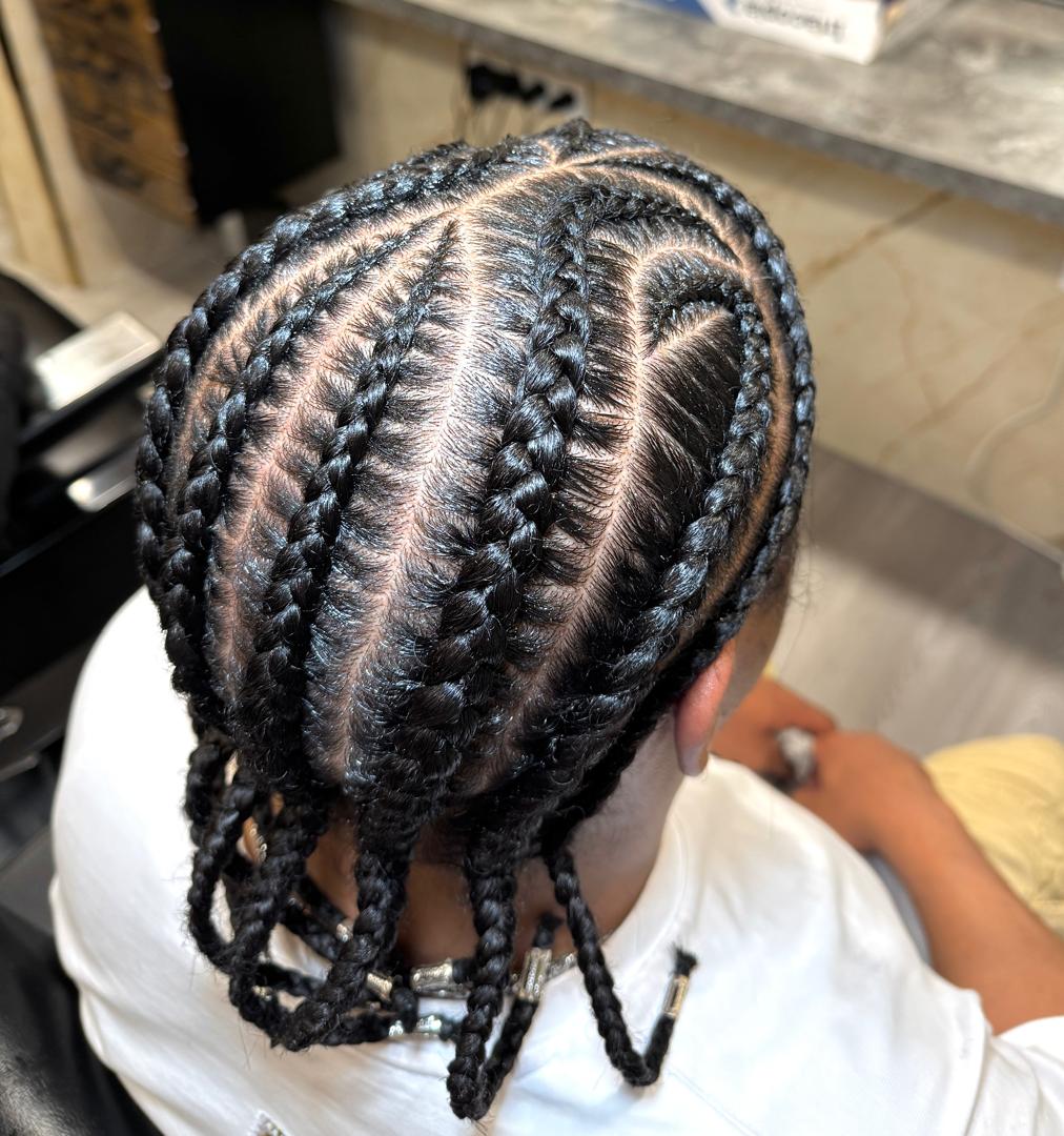 Cornrows mit sauberem Curve-Pattern von oben – gestylt im Afro American Barbershop Nürnberg